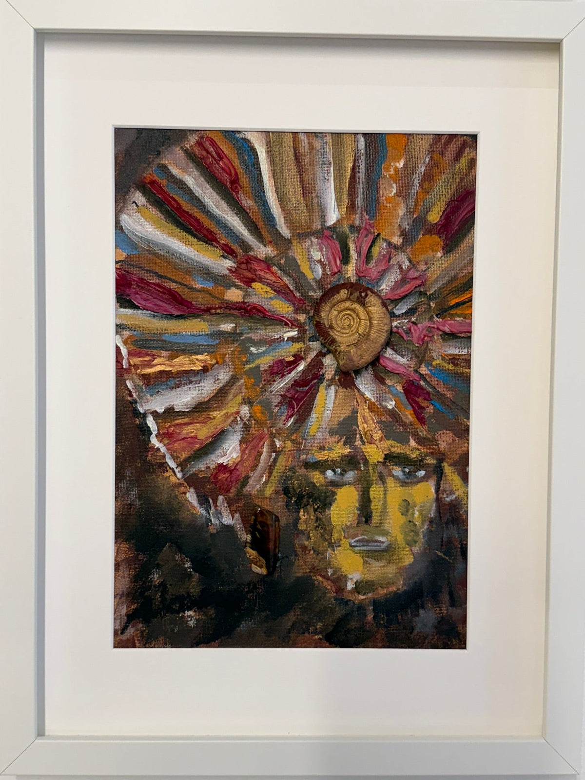Queen with Ammonite Crown in violett brown - Bunter Fine Art